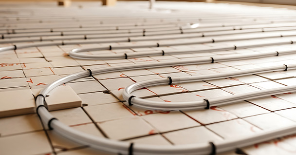 Underfloor heating installation with pipes arranged on a floor surface.